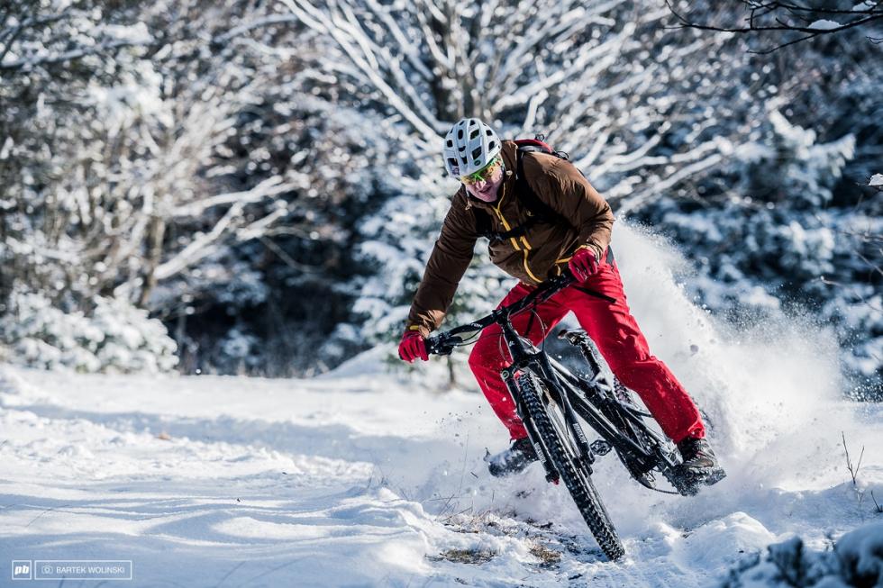 Wsiadamy na rower jesieni i zim. Jak jedzi bezpiecznie i komfortowo przy fatalnej pogodzie?